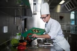 Ausbildung zum Koch/Köchin EFZ - Arbeitssituation, Lohn und Weiterbildungen, Schnupperlehren und freie Lehrstelle für 2026 finden. Koch/Köchin EFZ