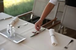 Ausbildung zum Restaurantangestellte/r EBA - Arbeitssituation, Lohn und Weiterbildungen, Schnupperlehren und freie Lehrstelle für 2026 finden. Restaurantangestellte/r EBA