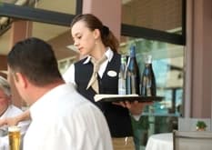 Ausbildung zum Restaurantfachmann/-frau EFZ - Arbeitssituation, Lohn und Weiterbildungen, Schnupperlehren und freie Lehrstelle für 2026 finden. Restaurantfachmann/-frau EFZ