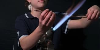 Ausbildung zum Apparateglasbläser/in EFZ - Arbeitssituation, Lohn und Weiterbildungen, Schnupperlehren und freie Lehrstelle für 2026 finden. Apparateglasbläser/in EFZ