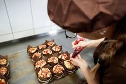 Ausbildung zum Bäcker/in-Konditor/in-Confiseur/in EBA - Arbeitssituation, Lohn und Weiterbildungen, Schnupperlehren und freie Lehrstelle für 2026 finden. Bäcker/in-Konditor/in-Confiseur/in EBA