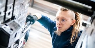 Ausbildung zum Kunststoffpraktiker/in EBA - Arbeitssituation, Lohn und Weiterbildungen, Schnupperlehren und freie Lehrstelle für 2026 finden. Kunststoffpraktiker/in EBA