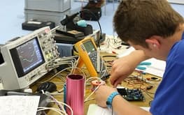 Ausbildung zum Elektroniker/in EFZ Way-up - Arbeitssituation, Lohn und Weiterbildungen, Schnupperlehren und freie Lehrstelle für 2026 finden. Elektroniker/in EFZ Way-up