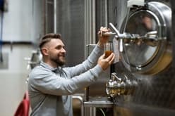 Ausbildung zum Brau- und Getränketechnologe/-login EFZ - Arbeitssituation, Lohn und Weiterbildungen, Schnupperlehren und freie Lehrstelle für 2026 finden. Brau- und Getränketechnologe/-login EFZ