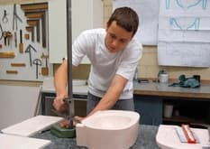 Ausbildung zum Industriekeramiker/in EFZ - Arbeitssituation, Lohn und Weiterbildungen, Schnupperlehren und freie Lehrstelle für 2026 finden. Industriekeramiker/in EFZ