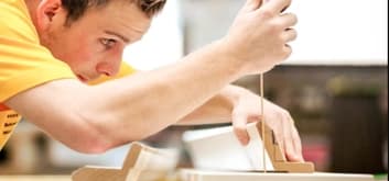Ausbildung zum Schreiner/in EFZ - Arbeitssituation, Lohn und Weiterbildungen, Schnupperlehren und freie Lehrstelle für 2026 finden. Schreiner/in EFZ