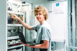 Ausbildung zum Gebäudeinformatiker/in EFZ - Arbeitssituation, Lohn und Weiterbildungen, Schnupperlehren und freie Lehrstelle für 2026 finden. Gebäudeinformatiker/in EFZ